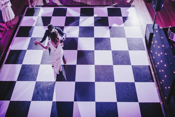 Faut-il Louer une Piste de Danse pour un Mariage en Intérieur?