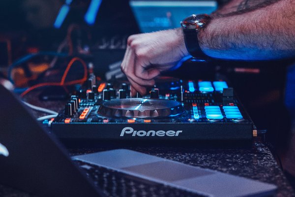How Much Does it Cost to Hire a Wedding DJ in France?