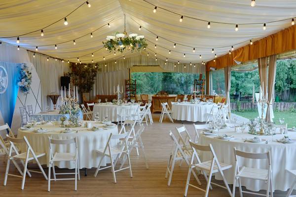 What Size Marquee Do I Need for a Wedding with 100 Guests?